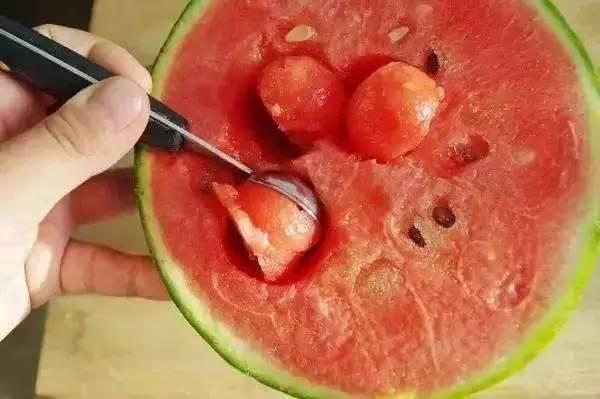 吃瓜不能用勺子吃的原因,揭秘日常饮食中的小常识